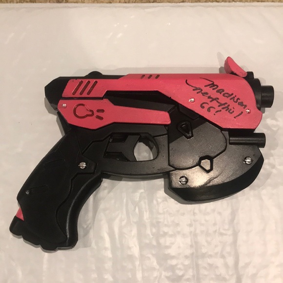 Overwatch D.Va Signed Prop Gun - Picture 2 of 4